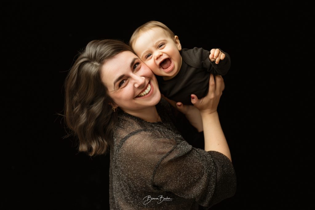 junge Mama mit Baby im Fotostudio